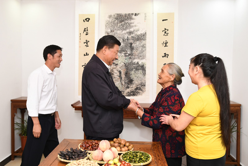 　　9月16日至18日，中共中央總書(shū)記、國(guó)家主席、中央軍委主席習(xí)近平在河南考察。這是16日下午，習(xí)近平在信陽(yáng)市新縣田鋪鄉(xiāng)田鋪大塆“老家寒舍”民宿店，同店主一家親切交談。 新華社記者 謝環(huán)馳 攝