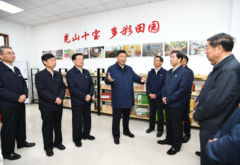 9月16日至18日，中共中央總書(shū)記、國(guó)家主席、中央軍委主席習(xí)近平在河南考察。這是17日上午，習(xí)近平在信陽(yáng)市光山縣文殊鄉(xiāng)東岳村文化接待中心，了解光山縣脫貧工作和中辦在光山縣扶貧工作情況。新華社記者 謝環(huán)馳 攝