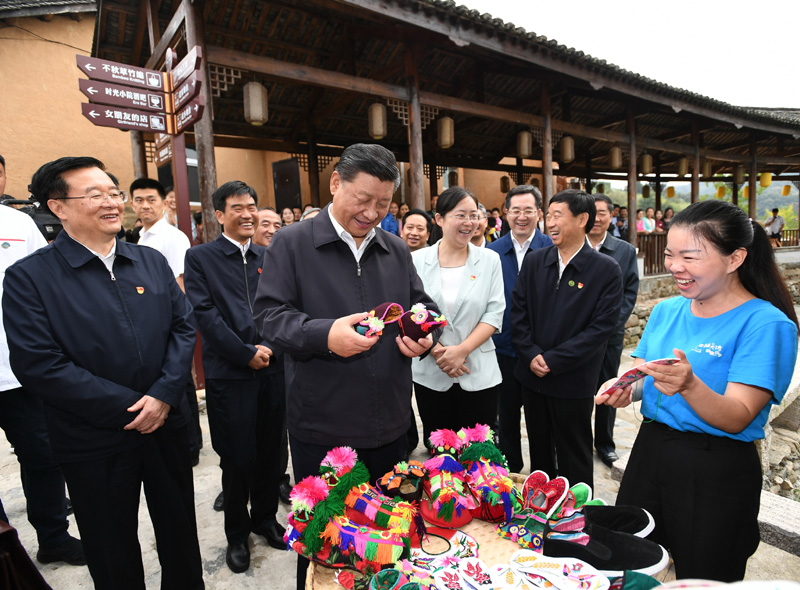 　　9月16日至18日，中共中央總書(shū)記、國(guó)家主席、中央軍委主席習(xí)近平在河南考察。這是16日下午，習(xí)近平在信陽(yáng)市新縣田鋪鄉(xiāng)田鋪大塆考察調(diào)研。 新華社記者 謝環(huán)馳 攝