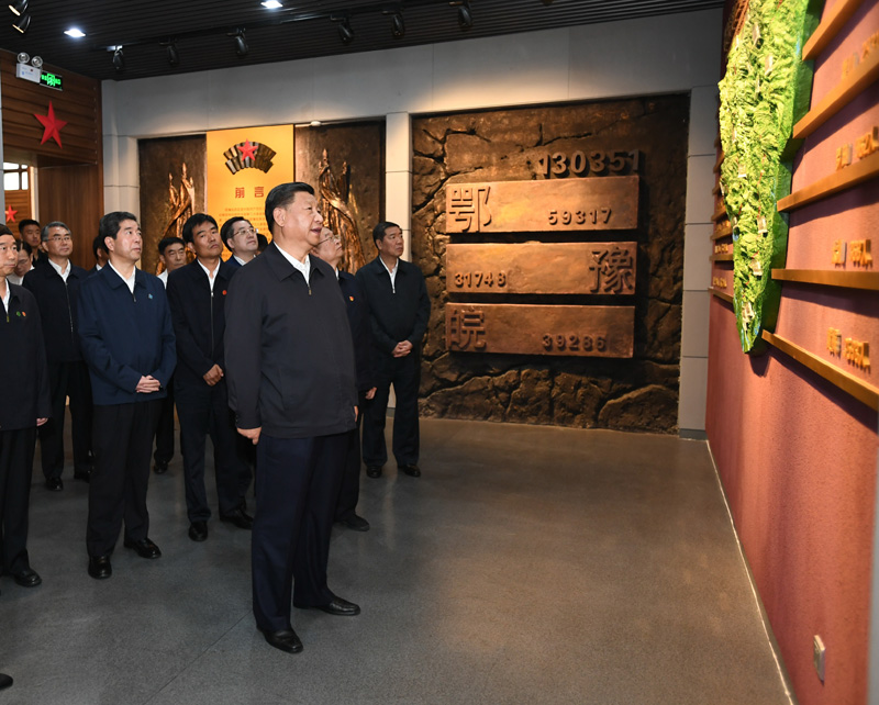 9月16日至18日，中共中央總書(shū)記、國(guó)家主席、中央軍委主席習(xí)近平在河南考察。這是16日下午，習(xí)近平來(lái)到位于信陽(yáng)市新縣的鄂豫皖蘇區(qū)首府烈士陵園，瞻仰革命烈士紀(jì)念堂。 新華社記者 謝環(huán)馳 攝