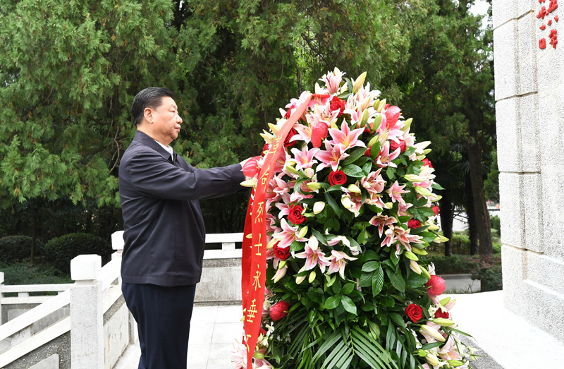 　　9月16日至18日，中共中央總書(shū)記、國(guó)家主席、中央軍委主席習(xí)近平在河南考察。這是16日下午，習(xí)近平來(lái)到位于信陽(yáng)市新縣的鄂豫皖蘇區(qū)首府烈士陵園，瞻仰革命烈士紀(jì)念碑，向革命先烈敬獻(xiàn)花籃。 新華社記者 謝環(huán)馳 攝