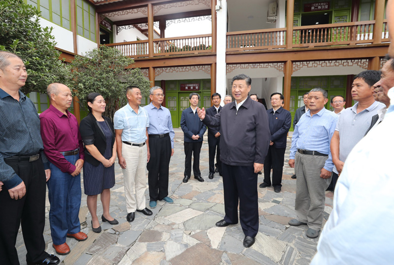 　　9月16日至18日，中共中央總書(shū)記、國(guó)家主席、中央軍委主席習(xí)近平在河南考察。這是16日下午，習(xí)近平在位于信陽(yáng)市新縣的鄂豫皖蘇區(qū)首府革命博物館，同當(dāng)?shù)丶t軍后代、革命烈士家屬代表親切交談。 新華社記者 鞠鵬 攝