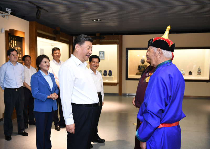 7月15日至16日，中共中央總書記、國家主席、中央軍委主席習(xí)近平在內(nèi)蒙古考察并指導(dǎo)開展“不忘初心、牢記使命”主題教育。這是15日上午，習(xí)近平在赤峰博物館同古典民族史詩《格薩（斯）爾》非物質(zhì)文化遺產(chǎn)傳承人親切交談。