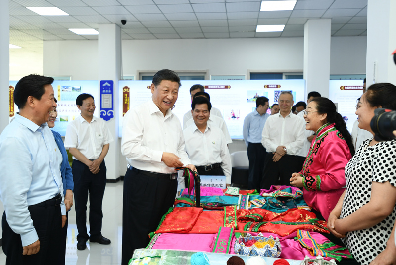 7月15日至16日，中共中央總書記、國家主席、中央軍委主席習(xí)近平在內(nèi)蒙古考察并指導(dǎo)開展“不忘初心、牢記使命”主題教育。這是15日上午，習(xí)近平在赤峰市松山區(qū)興安街道臨潢家園社區(qū)，同社區(qū)居民親切交流。