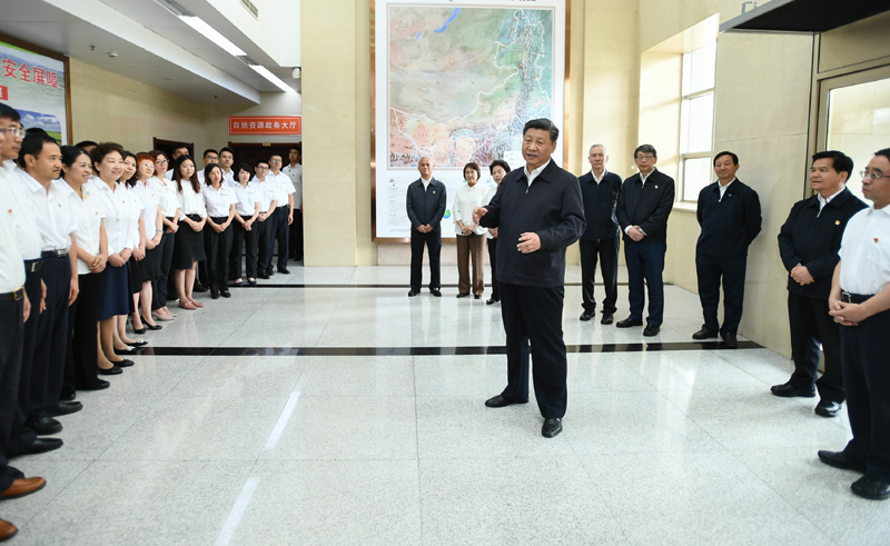 7月15日至16日，中共中央總書記、國家主席、中央軍委主席習(xí)近平在內(nèi)蒙古考察并指導(dǎo)開展“不忘初心、牢記使命”主題教育。這是16日上午，習(xí)近平到內(nèi)蒙古自治區(qū)自然資源廳，實(shí)地調(diào)研指導(dǎo)開展“不忘初心、牢記使命”主題教育。