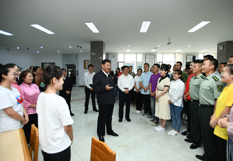 7月15日至16日，中共中央總書記、國家主席、中央軍委主席習(xí)近平在內(nèi)蒙古考察并指導(dǎo)開展“不忘初心、牢記使命”主題教育。這是16日上午，習(xí)近平在內(nèi)蒙古大學(xué)圖書館同學(xué)生們親切交談，勉勵(lì)他們志存高遠(yuǎn)、腳踏實(shí)地、發(fā)奮圖強(qiáng)。
