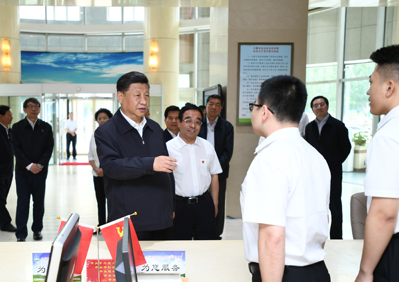 7月15日至16日，中共中央總書記、國家主席、中央軍委主席習(xí)近平在內(nèi)蒙古考察并指導(dǎo)開展“不忘初心、牢記使命”主題教育。這是16日上午，習(xí)近平在內(nèi)蒙古自治區(qū)自然資源廳自然資源政務(wù)大廳同工作人員交談，了解開展主題教育和落實(shí)便捷高效政務(wù)服務(wù)等情況。