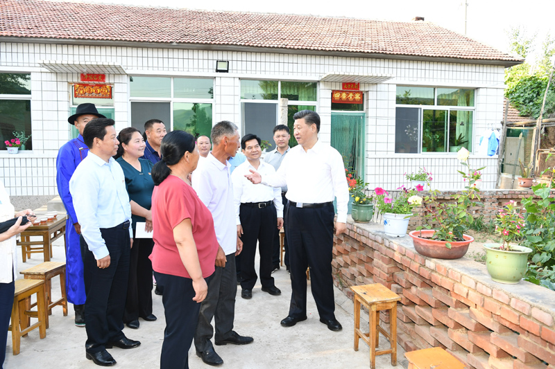 7月15日至16日，中共中央總書記、國家主席、中央軍委主席習(xí)近平在內(nèi)蒙古考察并指導(dǎo)開展“不忘初心、牢記使命”主題教育。這是15日下午，習(xí)近平在赤峰市喀喇沁旗河南街道馬鞍山村村民張國利家，同基層干部群眾代表親切交流。