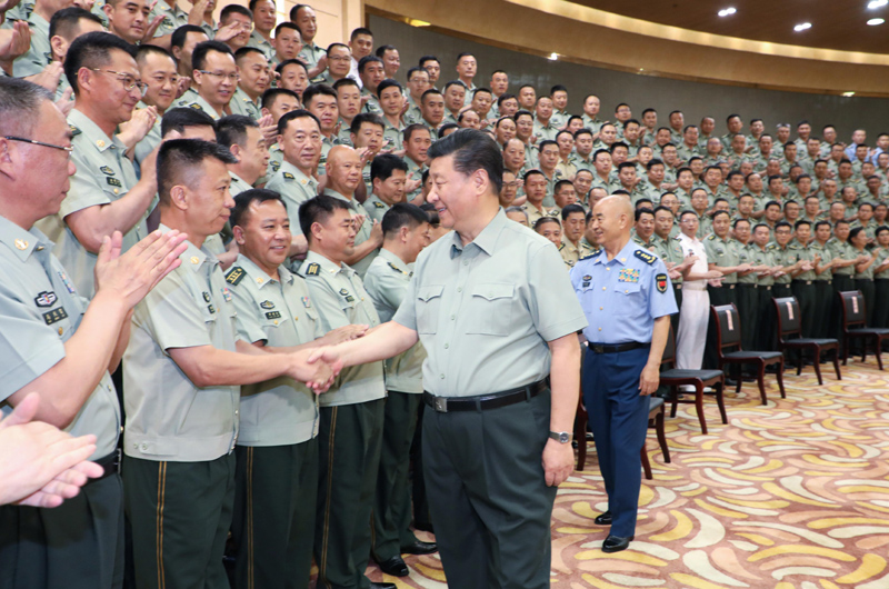 7月15日至16日，中共中央總書記、國家主席、中央軍委主席習(xí)近平在內(nèi)蒙古考察并指導(dǎo)開展“不忘初心、牢記使命”主題教育。這是16日上午，習(xí)近平在呼和浩特親切接見駐內(nèi)蒙古部隊(duì)副師職以上領(lǐng)導(dǎo)干部和團(tuán)級(jí)單位主官，代表黨中央和中央軍委向駐內(nèi)蒙古部隊(duì)全體官兵致以誠摯問候。