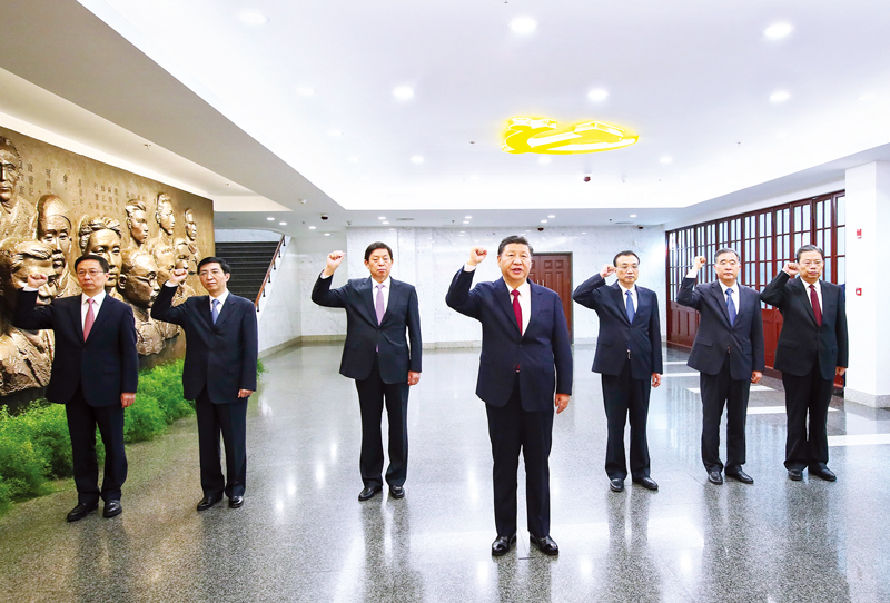 　2017年10月31日，中共中央總書記、國家主席、中央軍委主席習(xí)近平帶領(lǐng)中共中央政治局常委李克強、栗戰(zhàn)書、汪洋、王滬寧、趙樂際、韓正，瞻仰上海中共一大會址和浙江嘉興南湖紅船。這是31日上午，在上海中共一大會址紀(jì)念館，習(xí)近平帶領(lǐng)其他中共中央政治局常委同志一起重溫入黨誓詞。 新華社記者 蘭紅光/攝