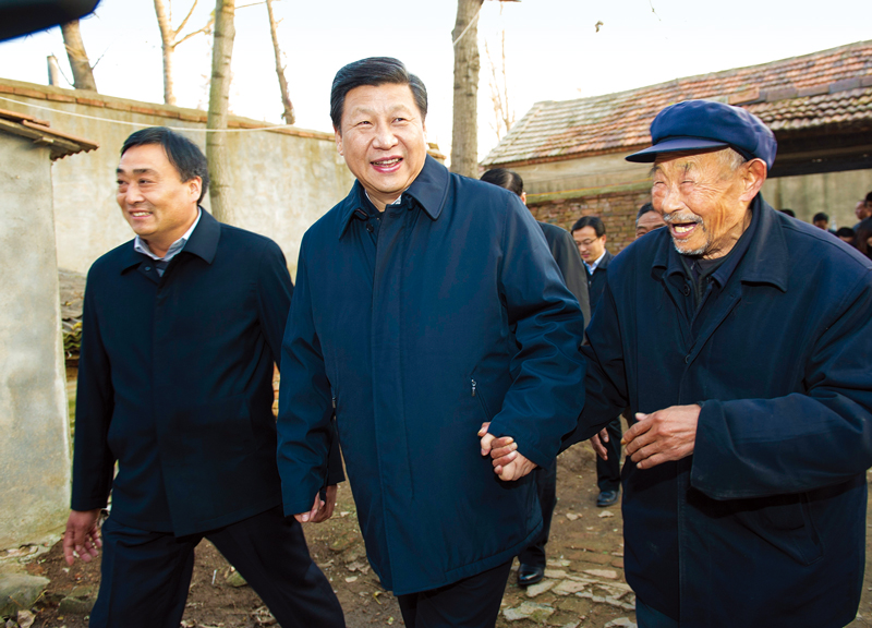 　2013年11月24日至28日，中共中央總書記、國家主席、中央軍委主席習(xí)近平在山東考察。 這是25日下午，習(xí)近平在地處沂蒙老區(qū)的臨沭縣曹莊鎮(zhèn)朱村親切地拉著83歲的“老支前”王克昌的手去他家看望。 新華社記者 謝環(huán)馳/攝