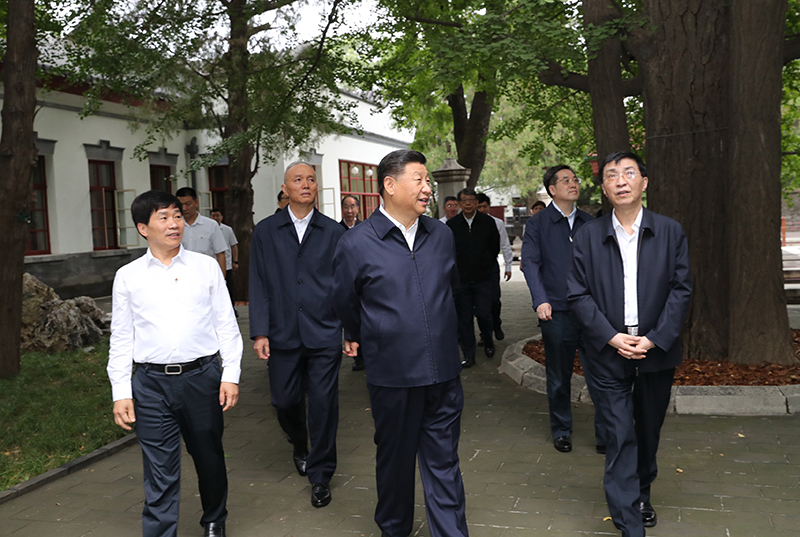 9月12日，中共中央總書(shū)記、國(guó)家主席、中央軍委主席習(xí)近平視察中共中央北京香山革命紀(jì)念地。這是習(xí)近平瞻仰雙清別墅。