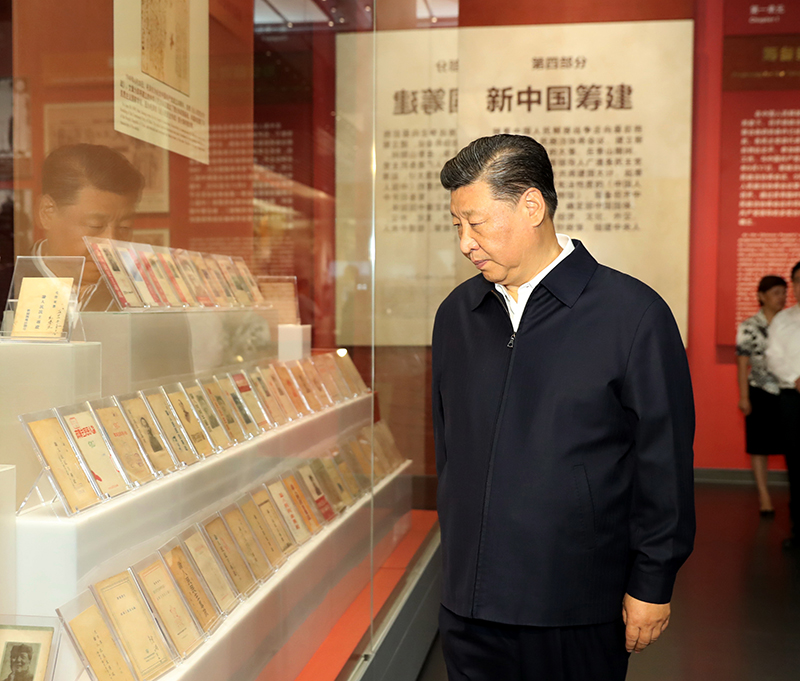 9月12日，中共中央總書(shū)記、國(guó)家主席、中央軍委主席習(xí)近平視察中共中央北京香山革命紀(jì)念地。這是習(xí)近平在香山革命紀(jì)念館參觀《為新中國(guó)奠基》主題展覽。
