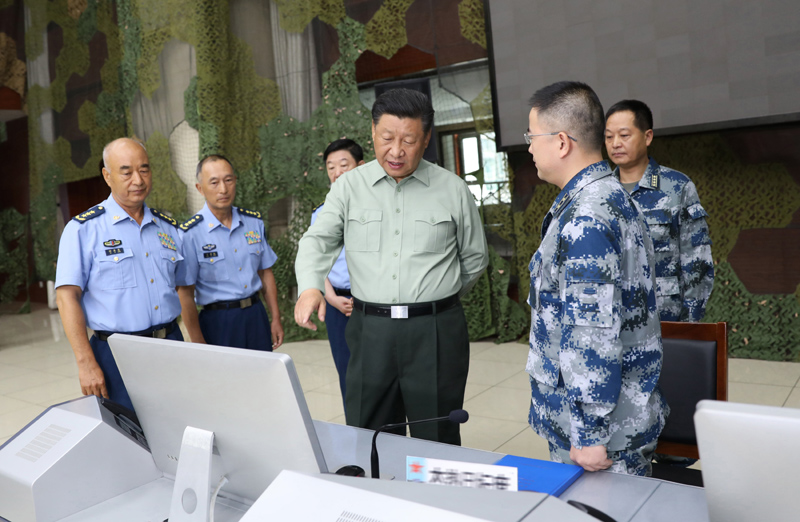 8月22日，中共中央總書記、國家主席、中央軍委主席習(xí)近平到空軍某基地視察。這是習(xí)近平察看基地作戰(zhàn)指揮中心，了解戰(zhàn)備值班和訓(xùn)練情況。