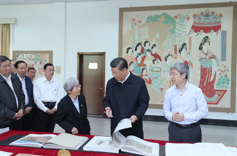 8月19日至22日，中共中央總書(shū)記、國(guó)家主席、中央軍委主席習(xí)近平在甘肅考察。這是19日下午，習(xí)近平在敦煌研究院察看珍藏文物和學(xué)術(shù)成果展示，了解文物保護(hù)和研究、弘揚(yáng)優(yōu)秀歷史文化情況。