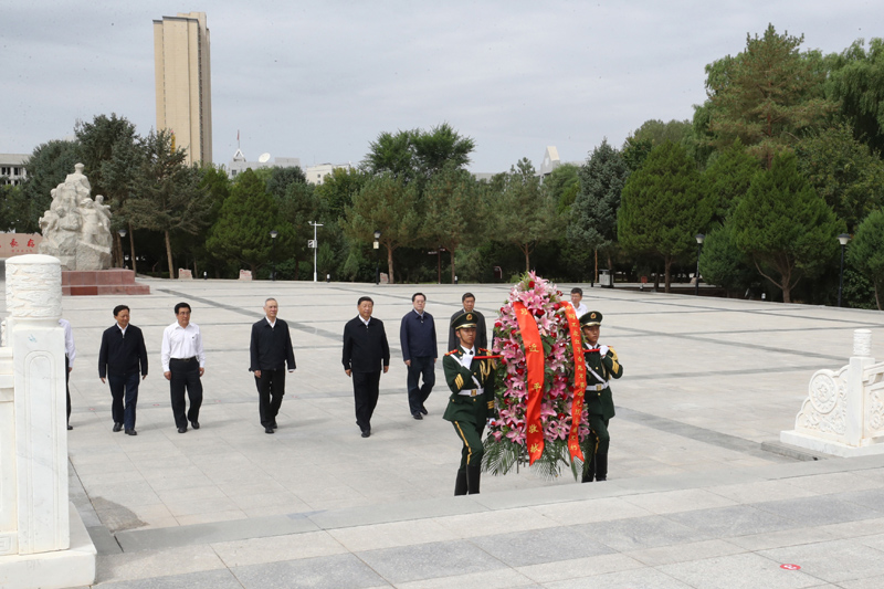 8月19日至22日，中共中央總書(shū)記、國(guó)家主席、中央軍委主席習(xí)近平在甘肅考察。這是20日上午，習(xí)近平來(lái)到張掖市高臺(tái)縣，瞻仰中國(guó)工農(nóng)紅軍西路軍紀(jì)念碑，向革命先烈敬獻(xiàn)花籃。