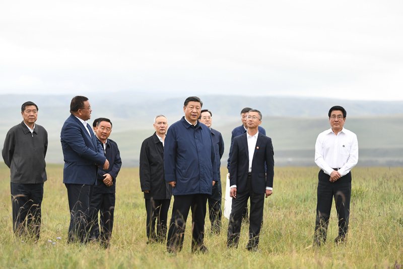8月19日至22日，中共中央總書(shū)記、國(guó)家主席、中央軍委主席習(xí)近平在甘肅考察。這是20日下午，習(xí)近平在中農(nóng)發(fā)山丹馬場(chǎng)有限責(zé)任公司一場(chǎng)考察，實(shí)地了解祁連山生態(tài)環(huán)境恢復(fù)和保護(hù)情況。
