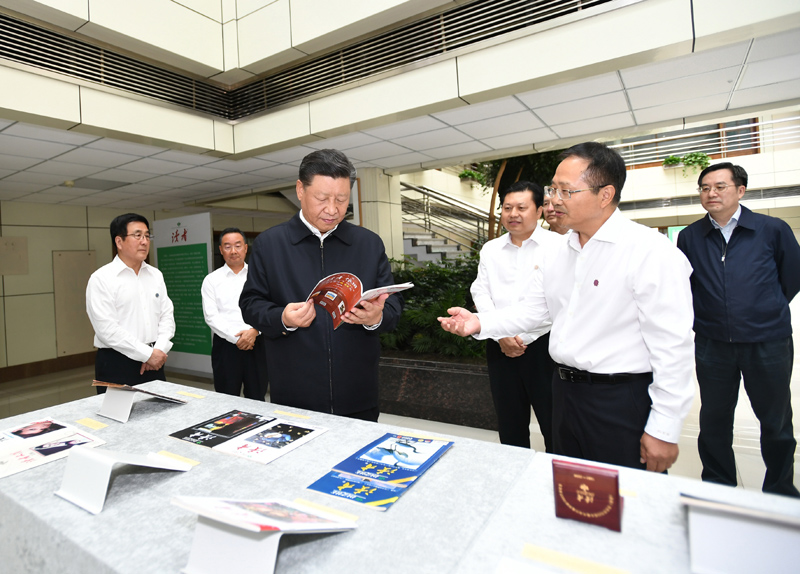 8月19日至22日，中共中央總書(shū)記、國(guó)家主席、中央軍委主席習(xí)近平在甘肅考察。這是21日下午，習(xí)近平在讀者出版集團(tuán)有限公司考察。