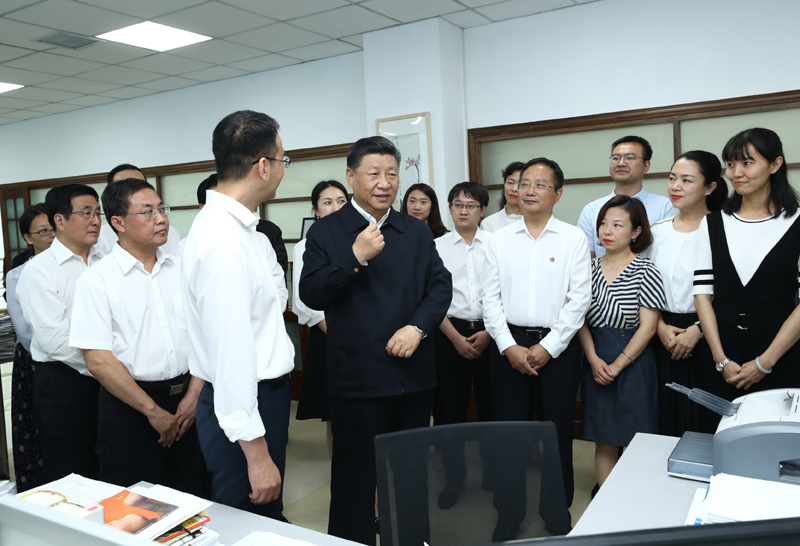 8月19日至22日，中共中央總書(shū)記、國(guó)家主席、中央軍委主席習(xí)近平在甘肅考察。這是21日下午，習(xí)近平在《讀者》編輯部同工作人員交流，勉勵(lì)他們?yōu)槿嗣裉峁└鄡?yōu)秀精神食糧。