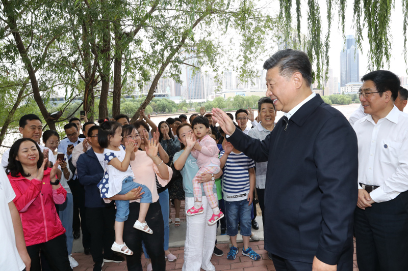 8月19日至22日，中共中央總書(shū)記、國(guó)家主席、中央軍委主席習(xí)近平在甘肅考察。這是21日下午，習(xí)近平在蘭州市黃河治理蘭鐵泵站項(xiàng)目點(diǎn)同正在休閑的群眾親切交談。