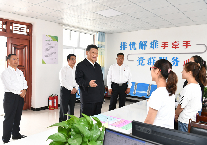 8月19日至22日，中共中央總書(shū)記、國(guó)家主席、中央軍委主席習(xí)近平在甘肅考察。這是21日上午，習(xí)近平在武威市古浪縣黃花灘生態(tài)移民區(qū)富民新村黨群服務(wù)中心考察。